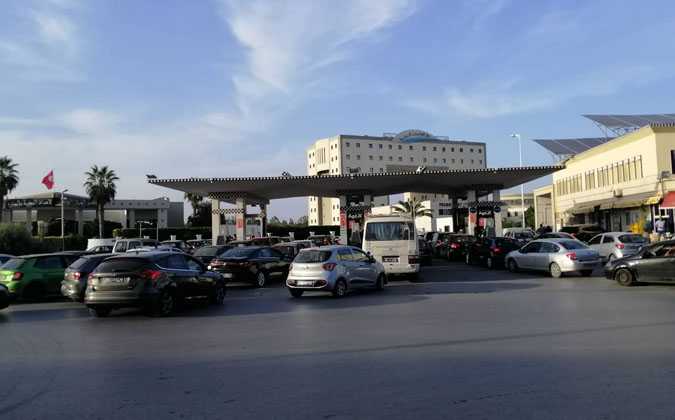 طوابير طويلة أمام محطات الوقود في تونس 